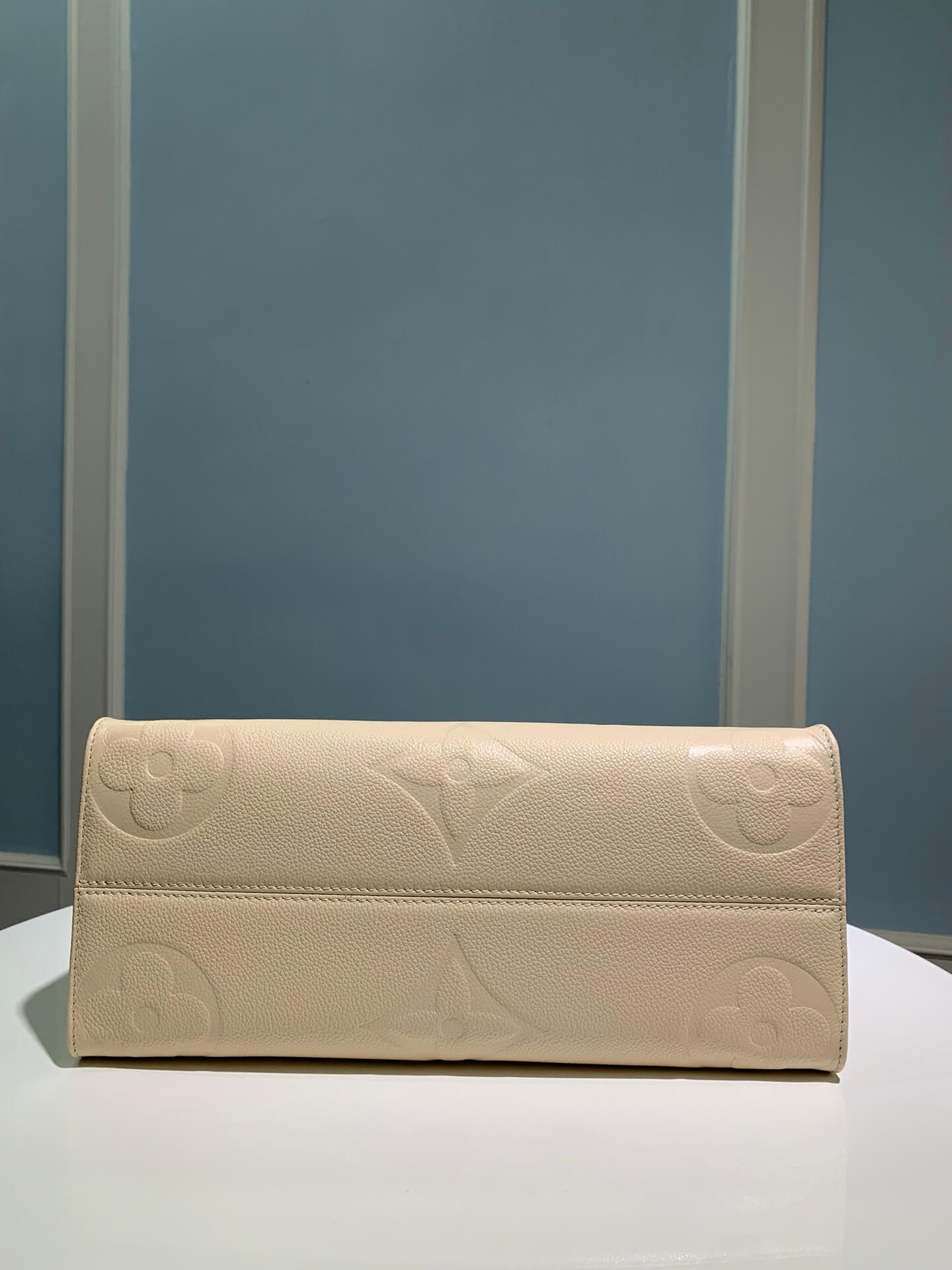 M45595 OnTheGo MM Monogram Empreinte leather white 35cm