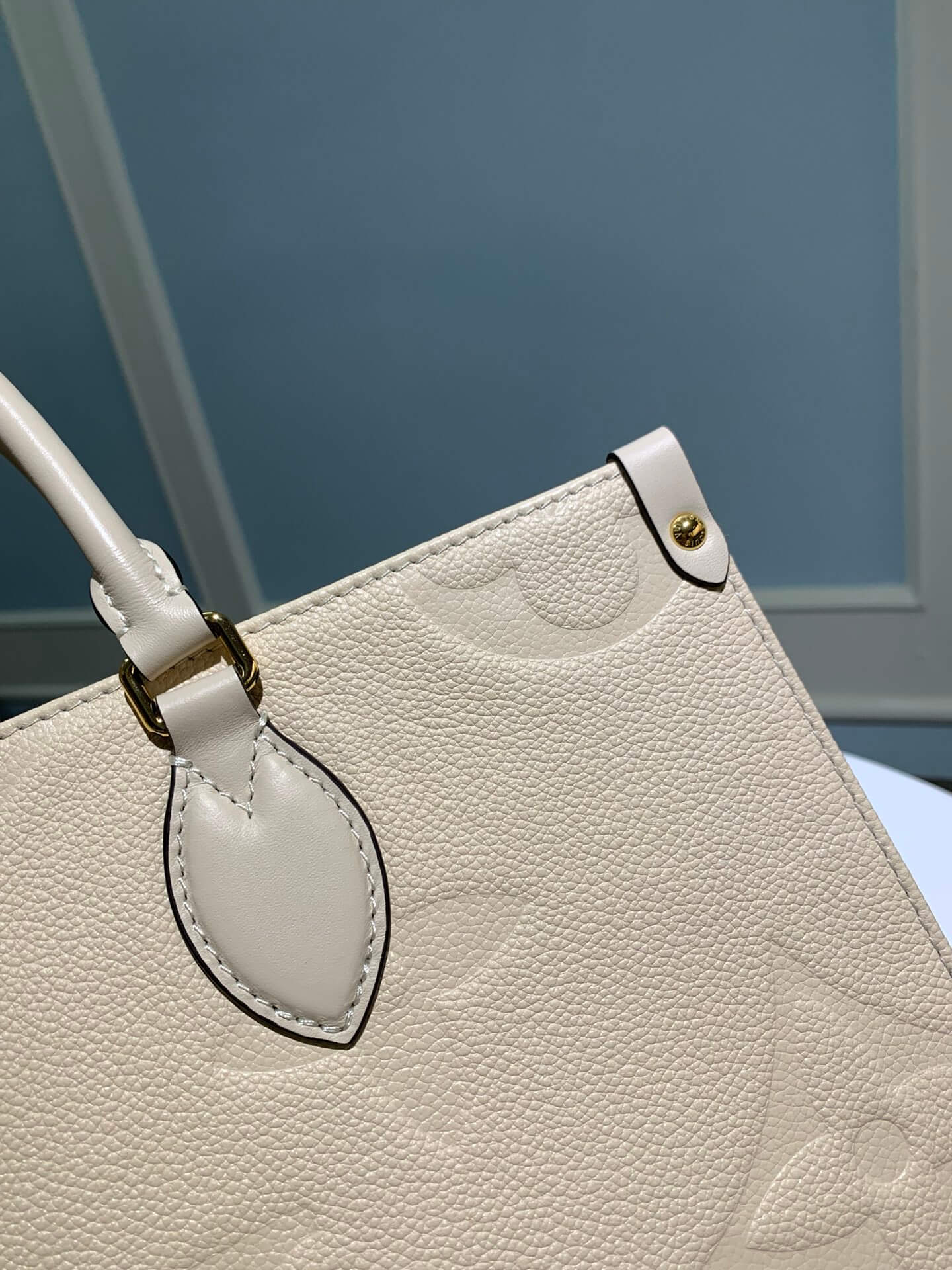 M45595 OnTheGo MM Monogram Empreinte leather white 35cm