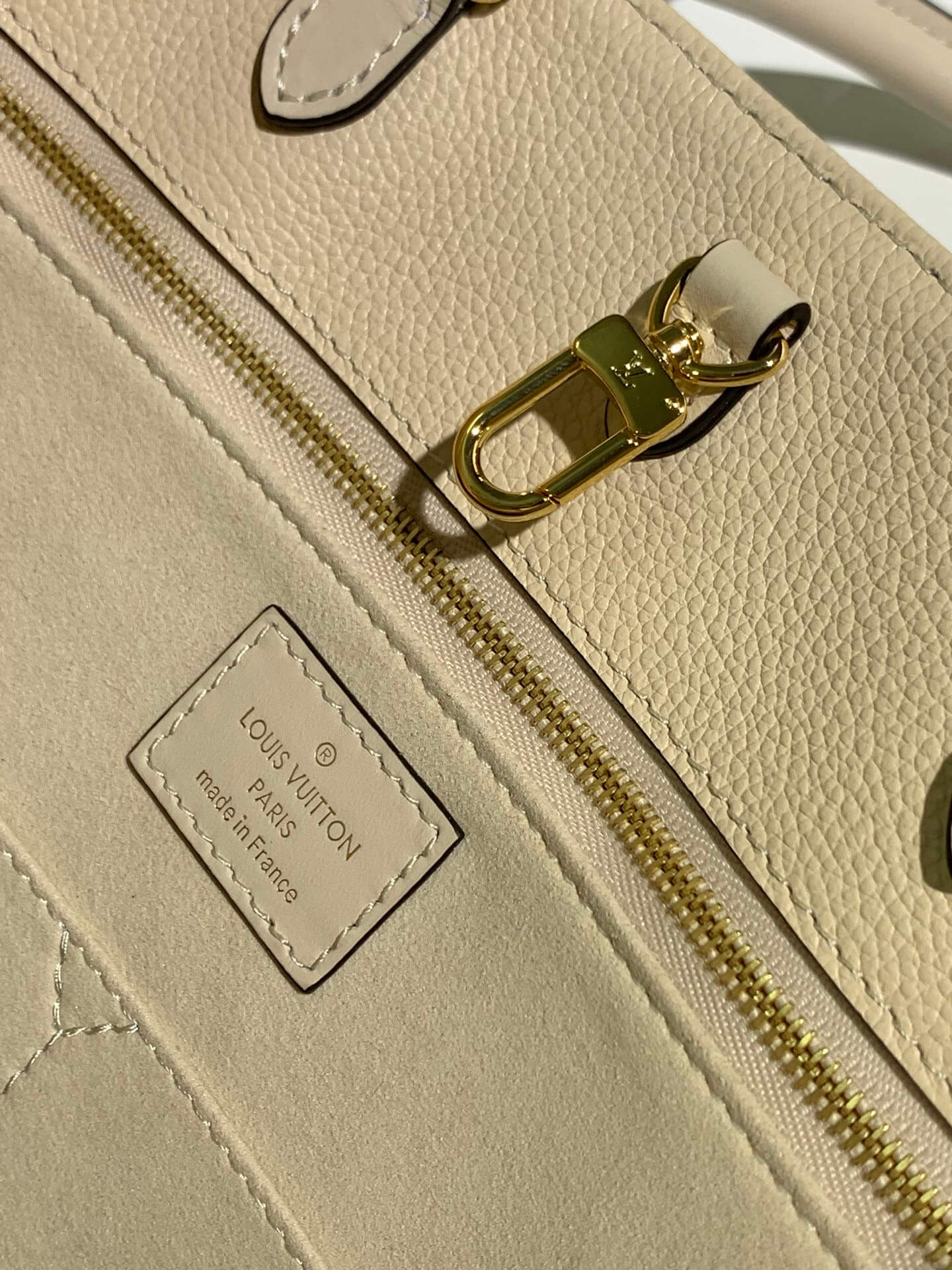 M45595 OnTheGo MM Monogram Empreinte leather white 35cm