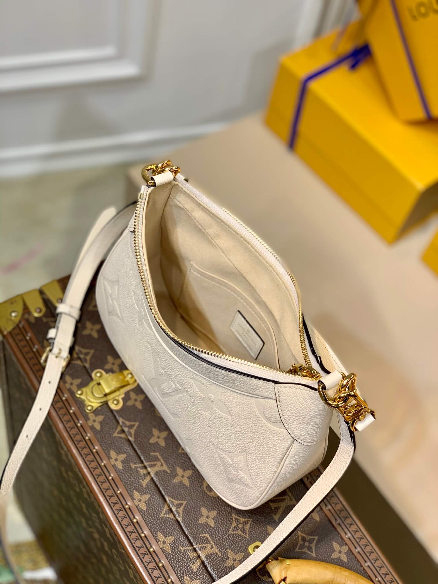 M46099 Bagatelle Monogram Empreinte milk white 22cm