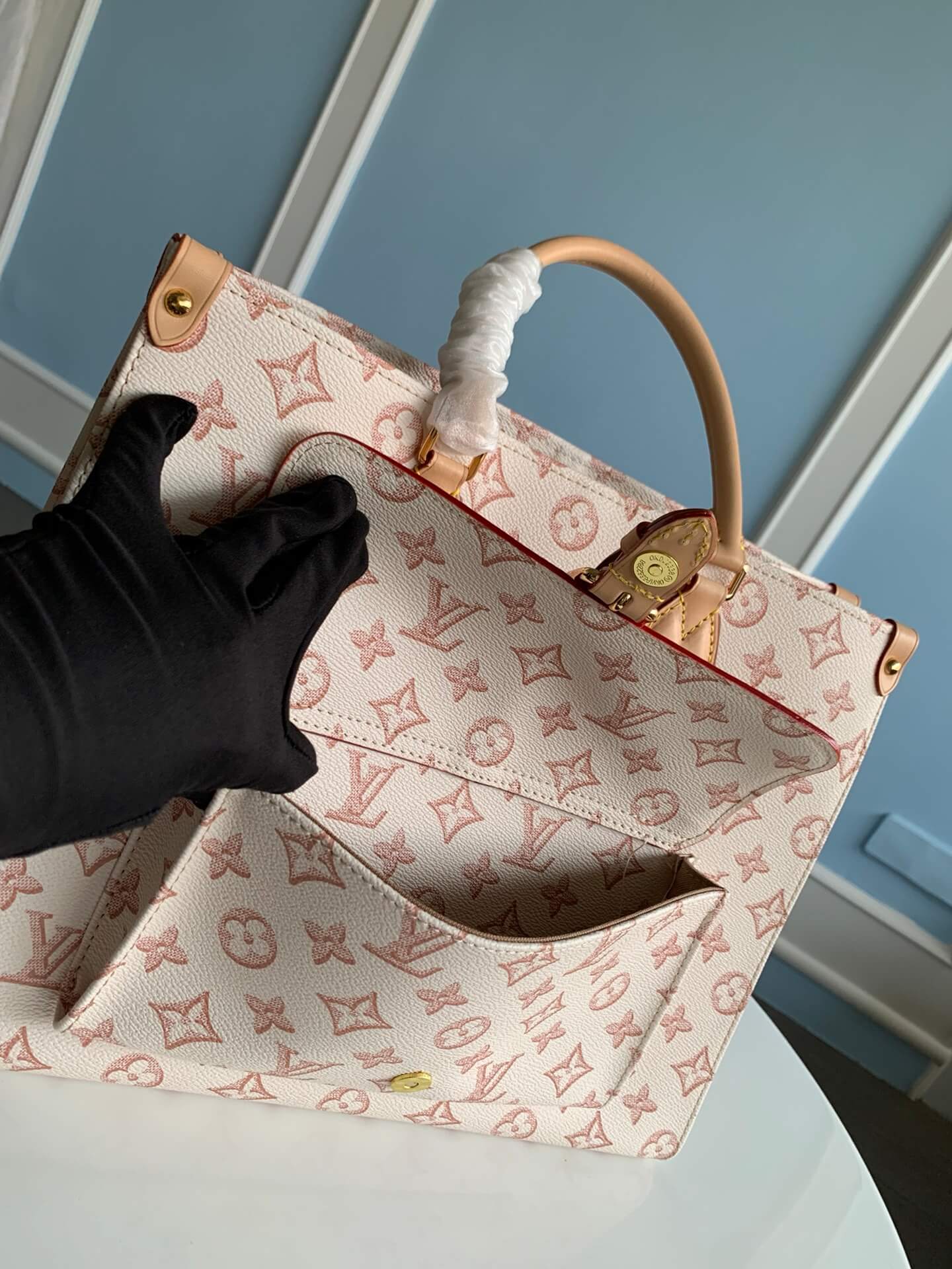 M46154 OnTheGo Toron totes Monogram Reverse 35cm white