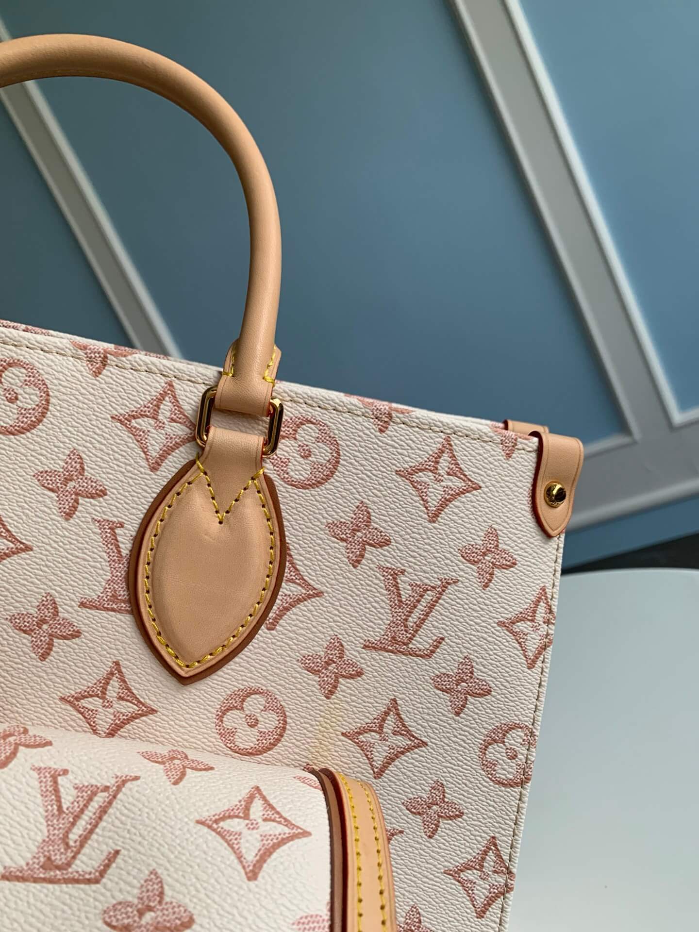 M46154 OnTheGo Toron totes Monogram Reverse 35cm white