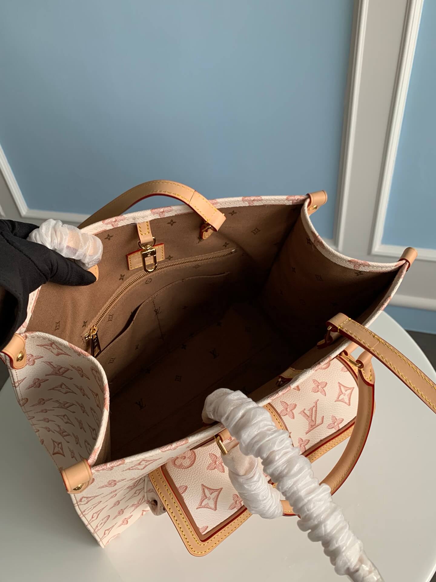 M46154 OnTheGo Toron totes Monogram Reverse 35cm white