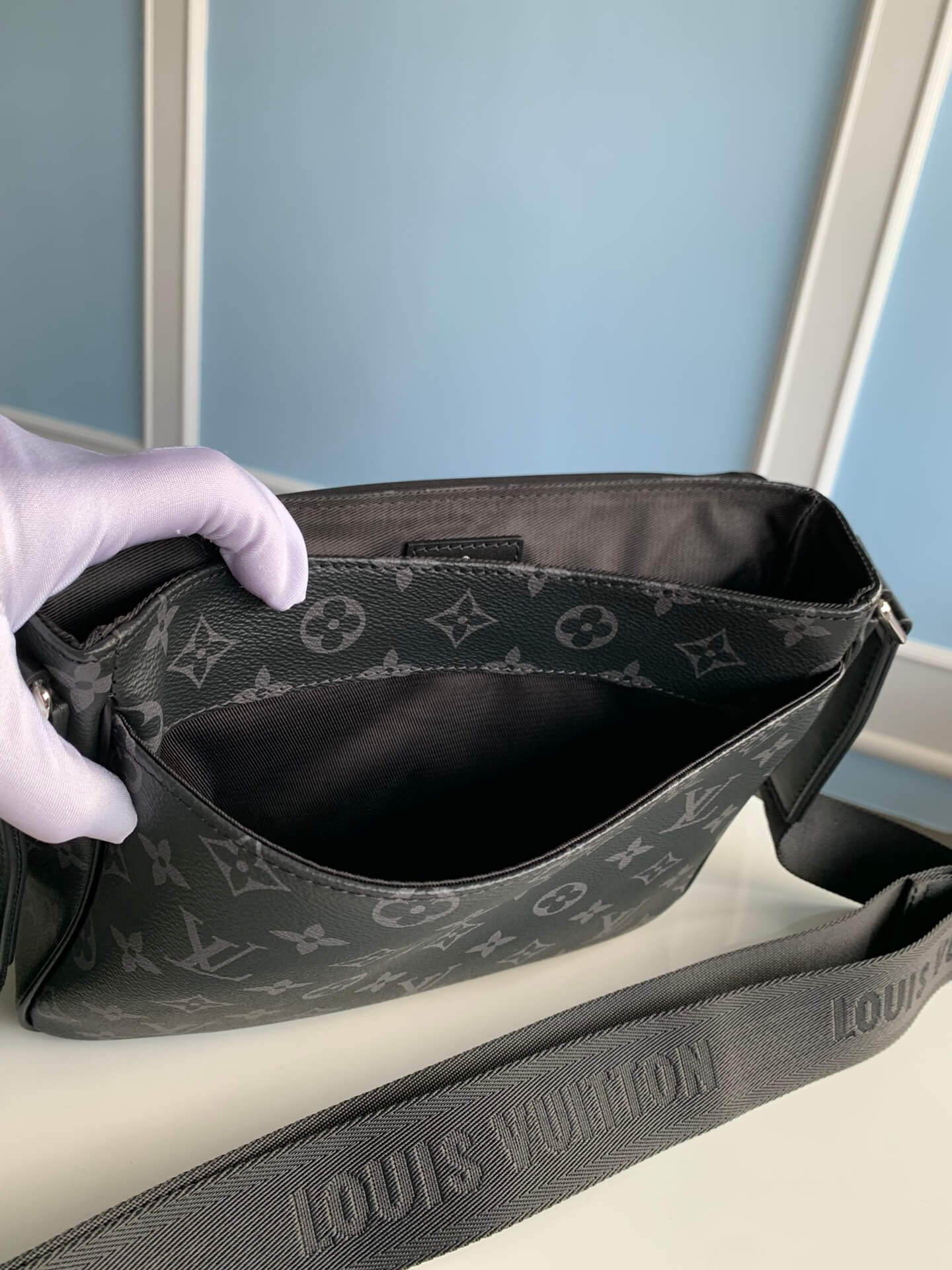 M46255 District PM monogram messenger bag 25cm black