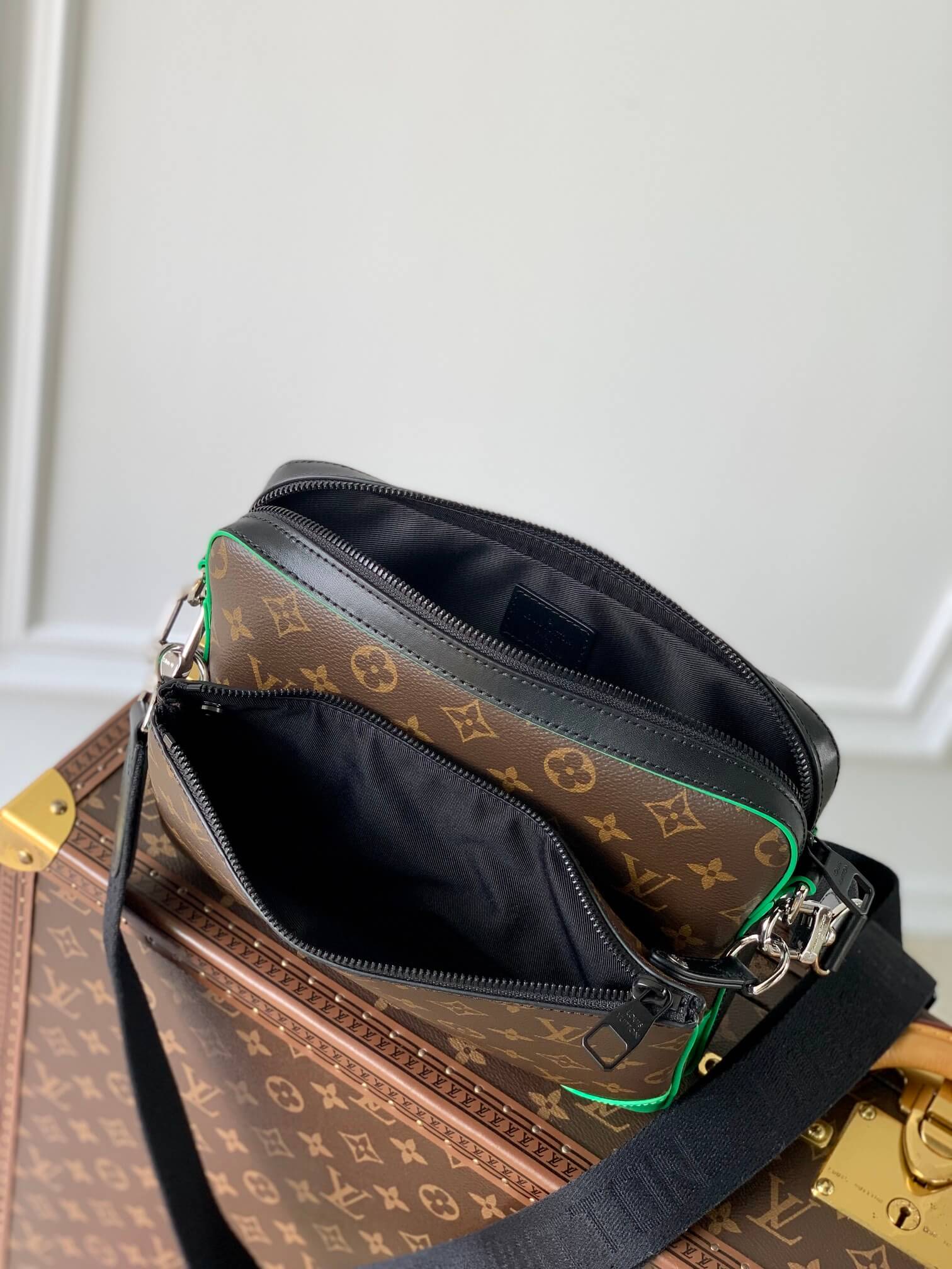 M46266 Trio Sac Plat Monogram Macassar 25cm green