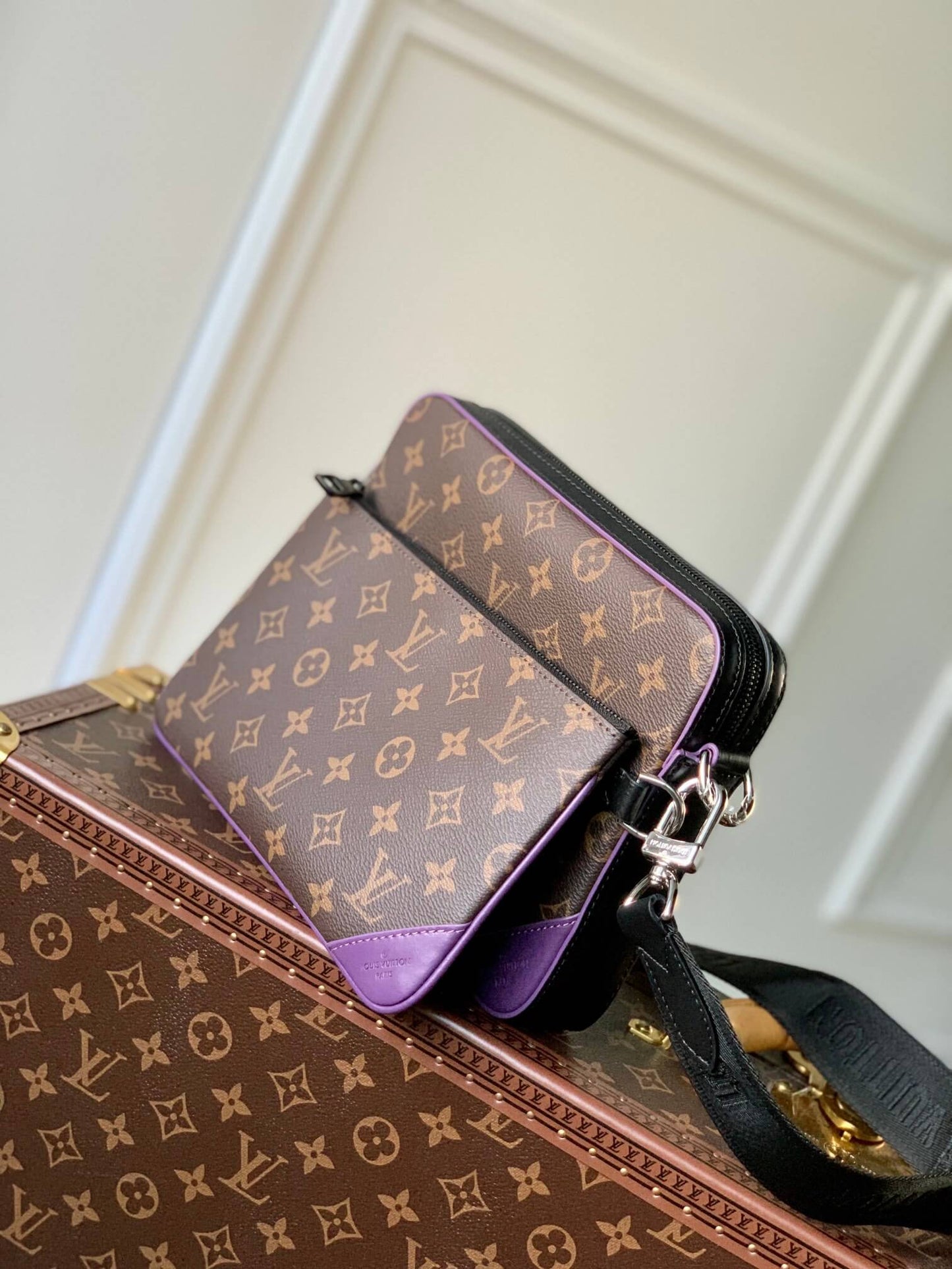 M46266 Trio Sac Plat Monogram Macassar 25cm purple