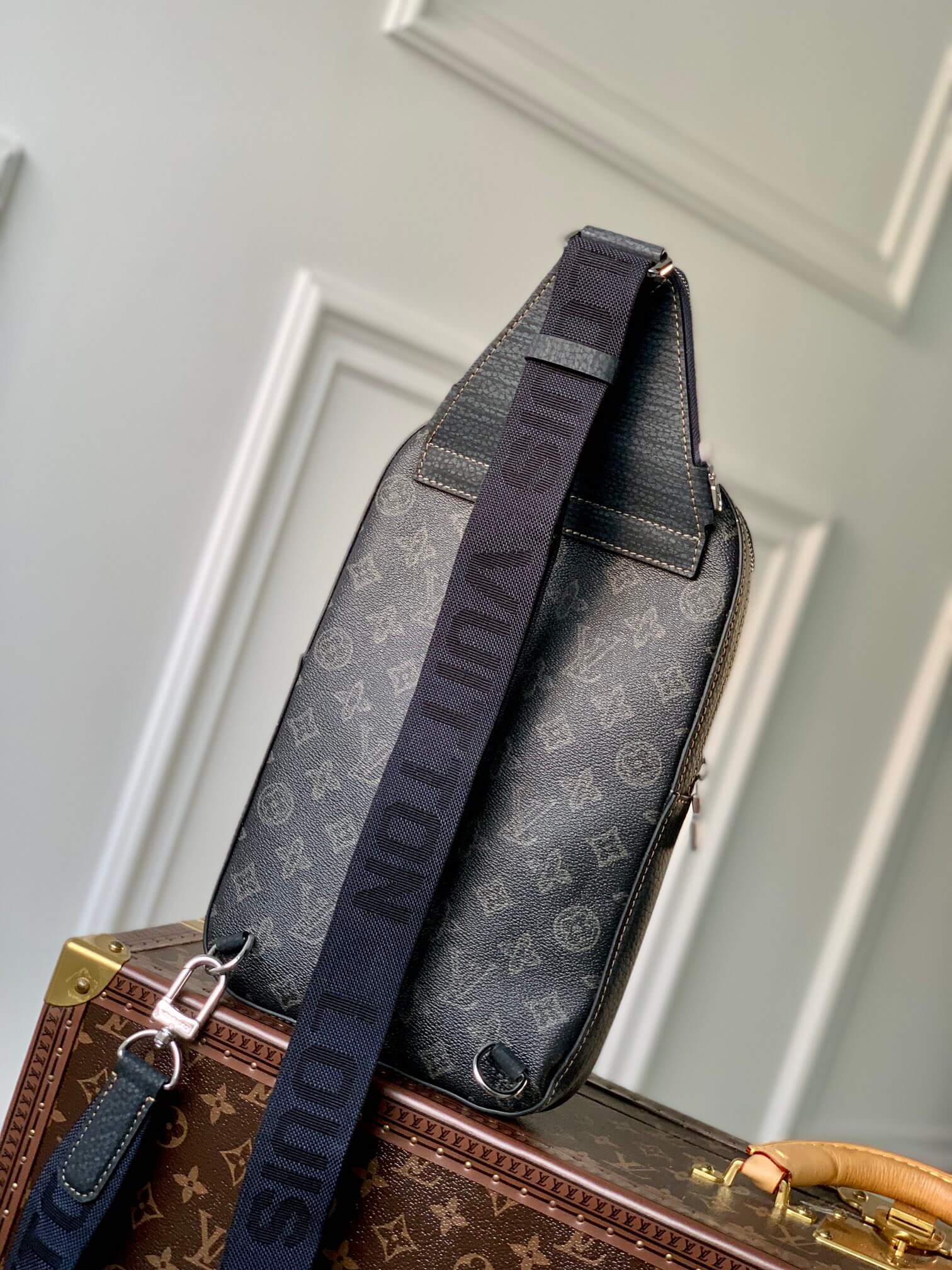 M46344 AVENUE SLING BAG MM Damier Graphite 20cm black