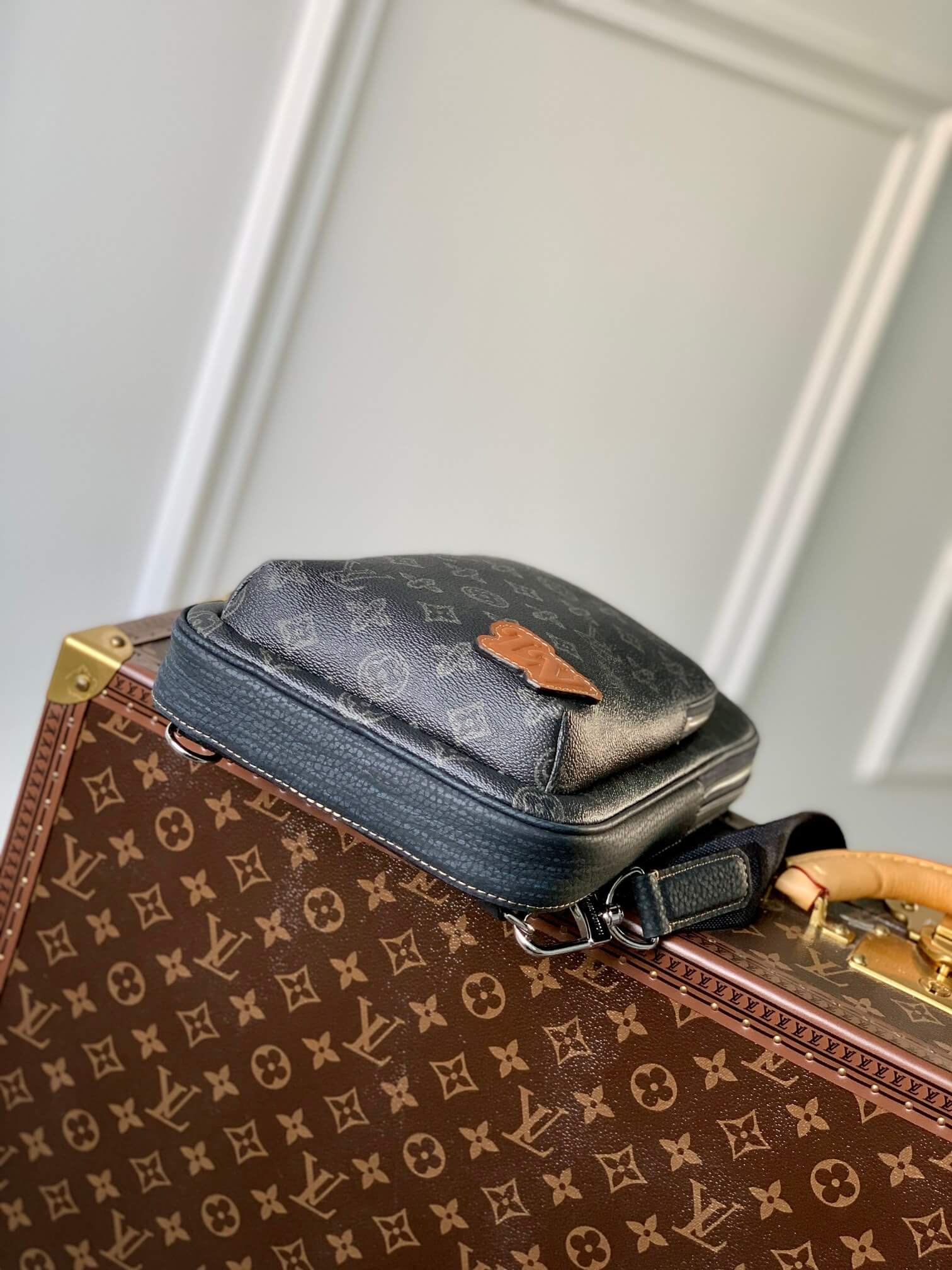 M46344 AVENUE SLING BAG MM Damier Graphite 20cm black