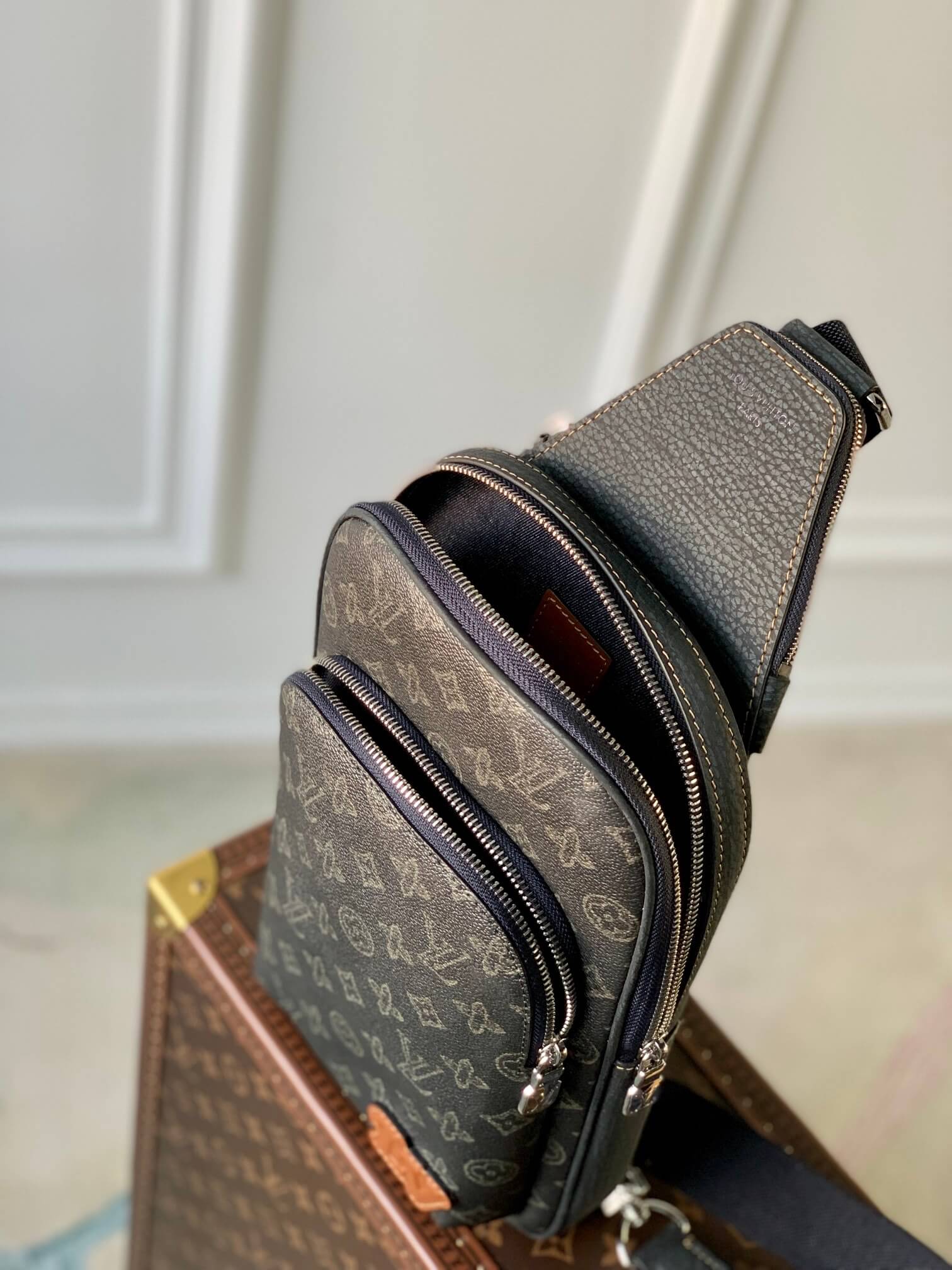 M46344 AVENUE SLING BAG MM Damier Graphite 20cm black