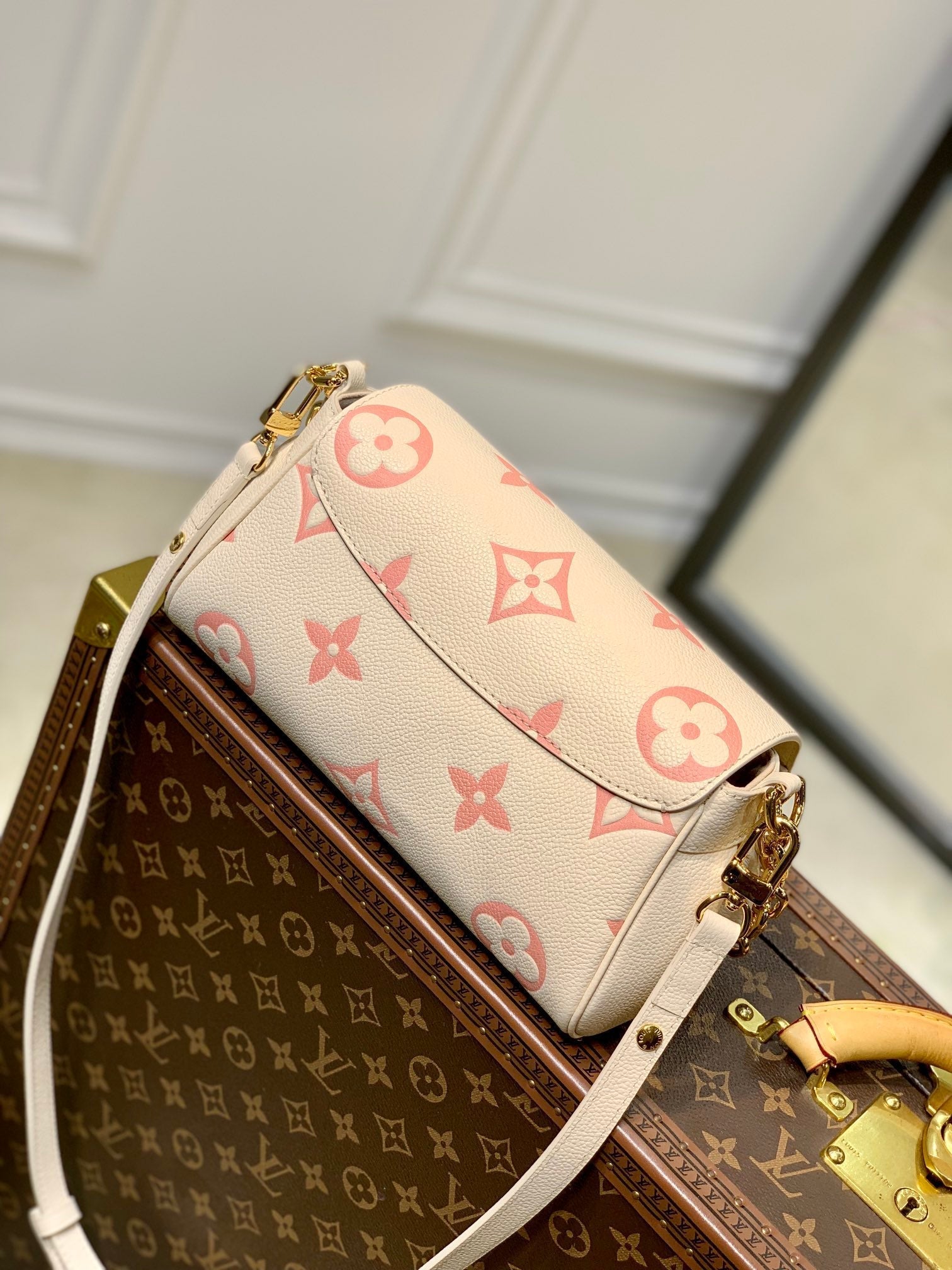 M46393 Favorite Monogram 24cm apricot TOURTERELLE / CRÈME
