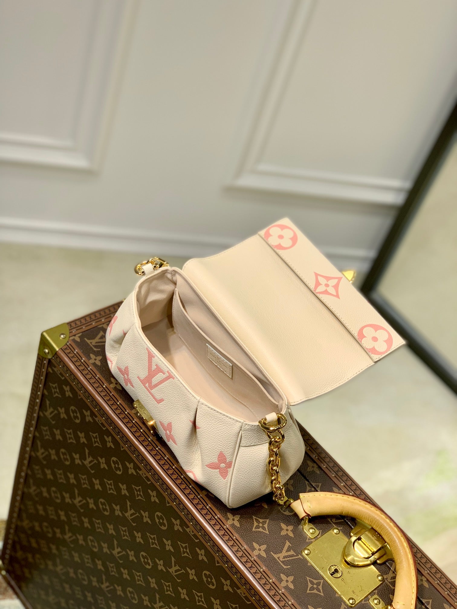 M46393 Favorite Monogram 24cm apricot TOURTERELLE / CRÈME