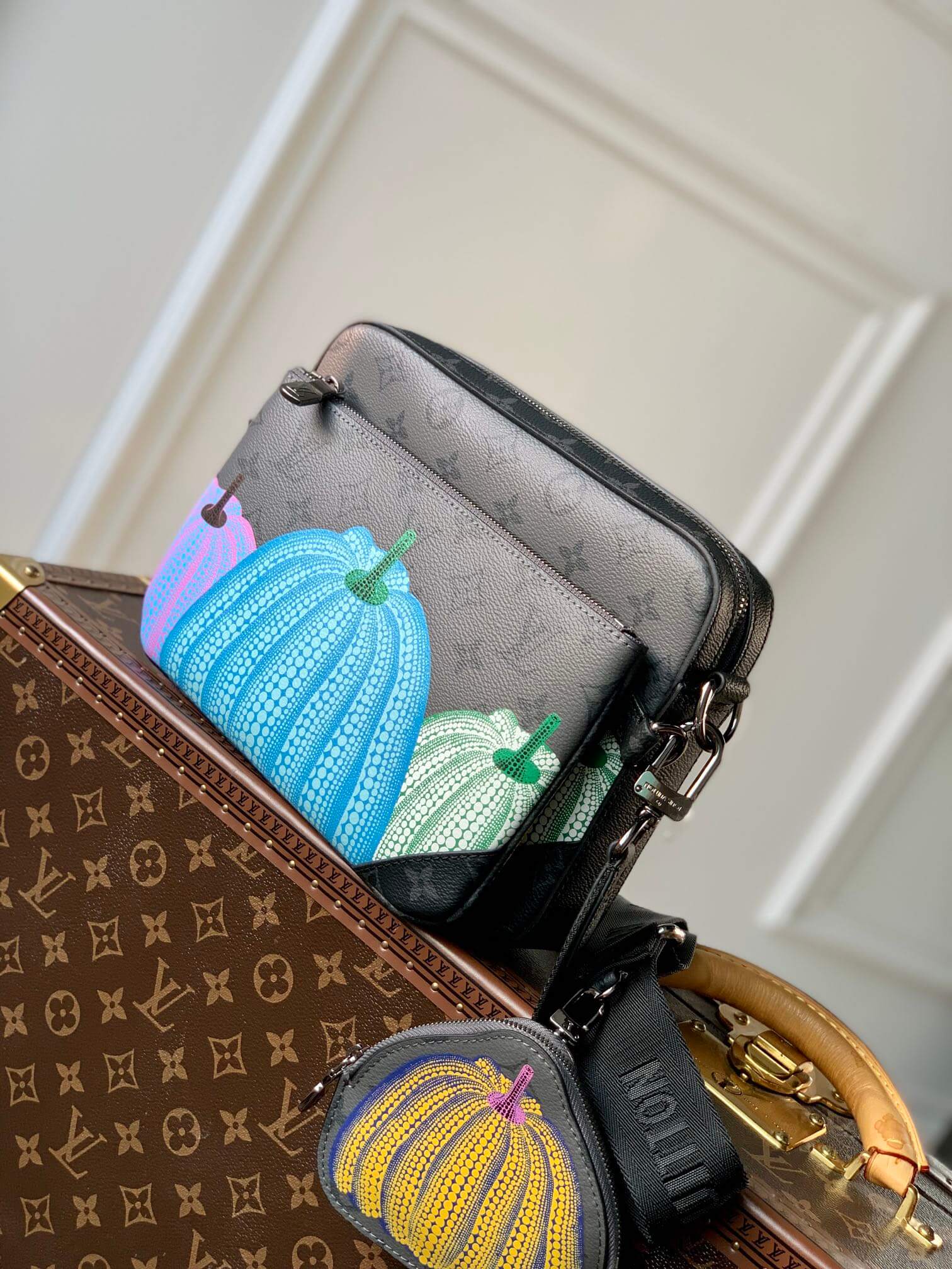 M46435 x YK Trio Messenger Sac Plat 25cm Monogram Eclipse Reverse