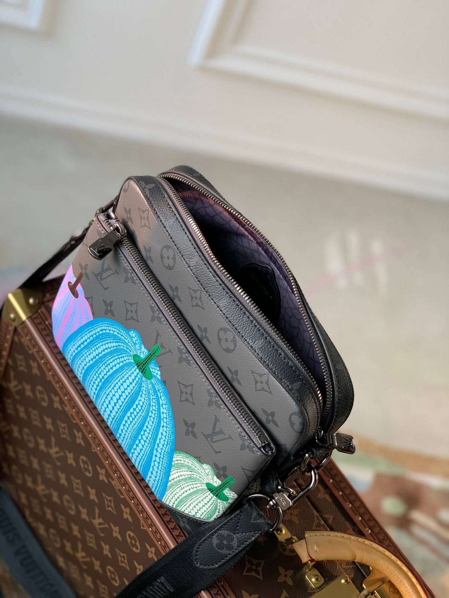 M46435 x YK Trio Messenger Sac Plat 25cm Monogram Eclipse Reverse