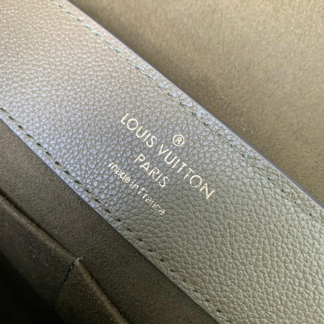 M51395 Lockme Ever MM Handbag green 31cm Material of calf leather