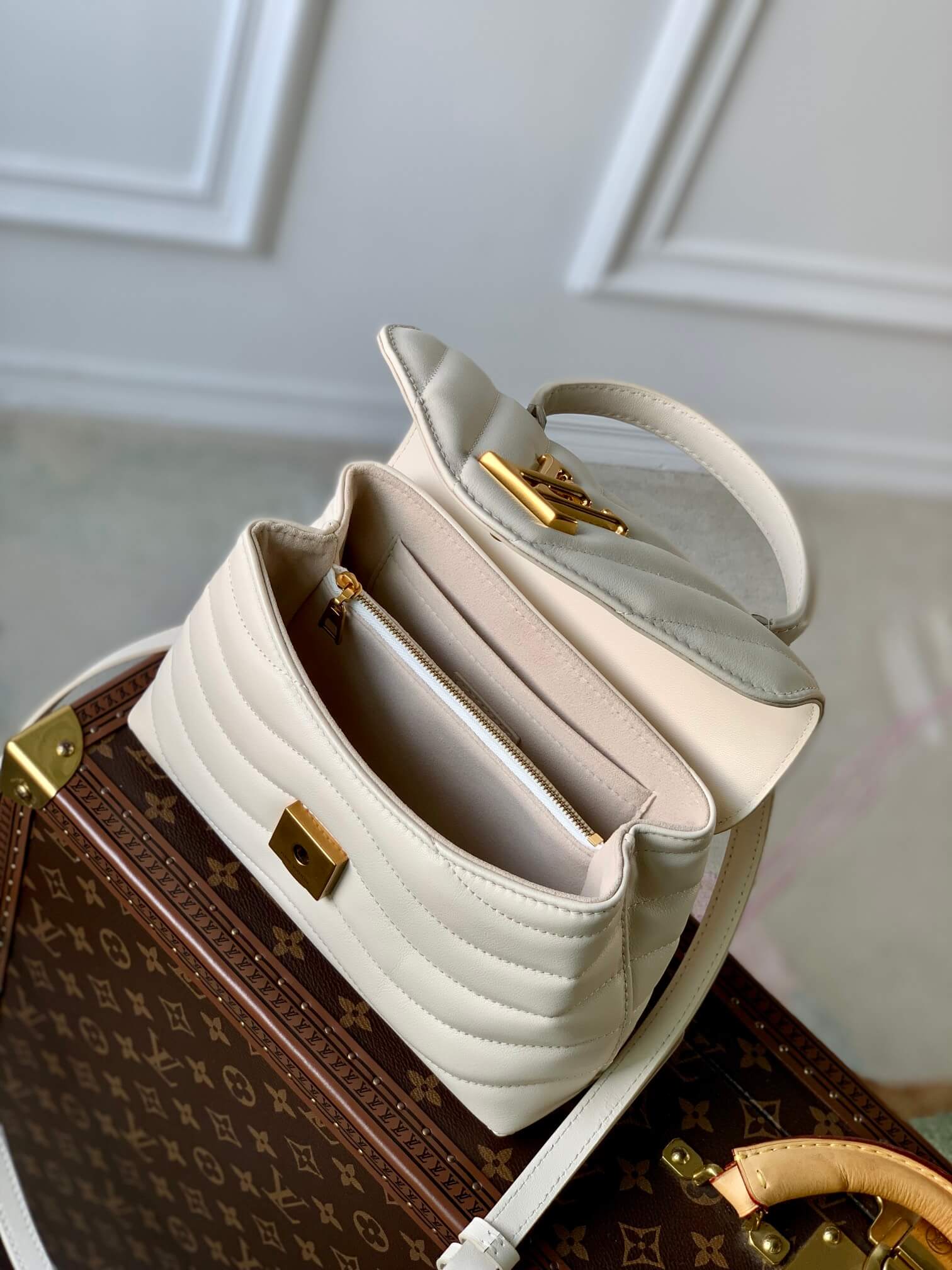 M53937 Hold Me Handbag dirty white 23cm New Wave