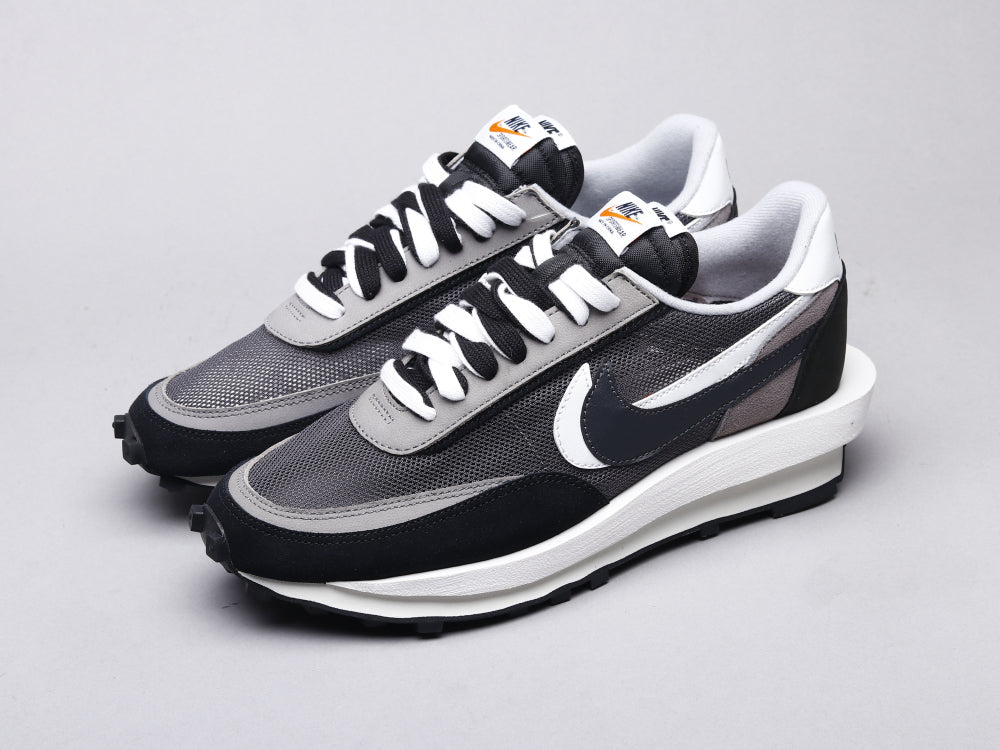 BL - NKE Waffle Black & White