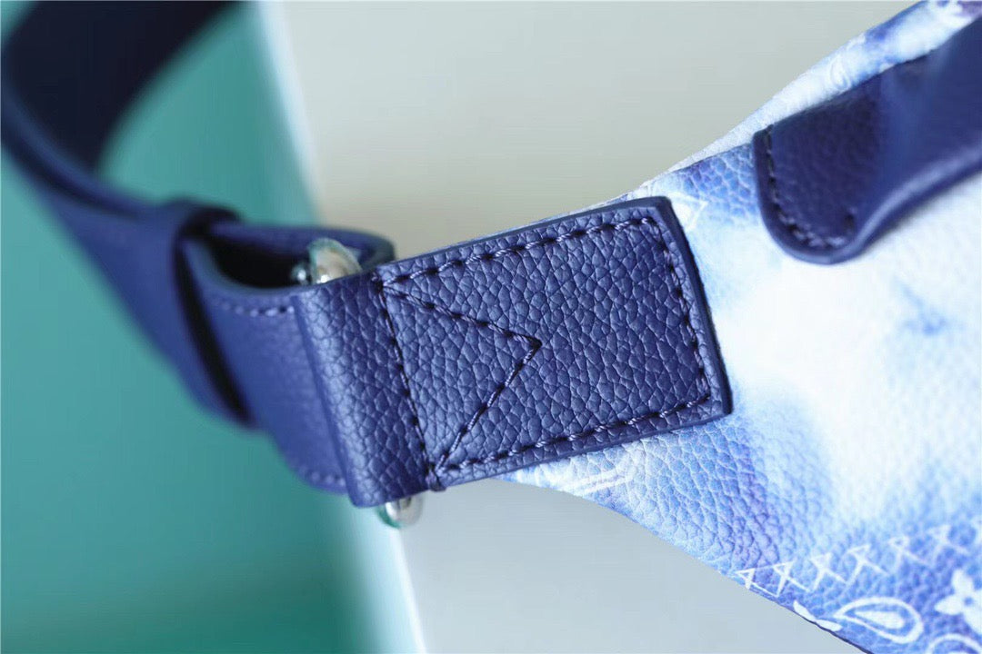 LV Discovery Bumbag PM Monogram Blue For Men, Bags, Shoulder And Crossbody Bags 17.3in/44cm LV M20587