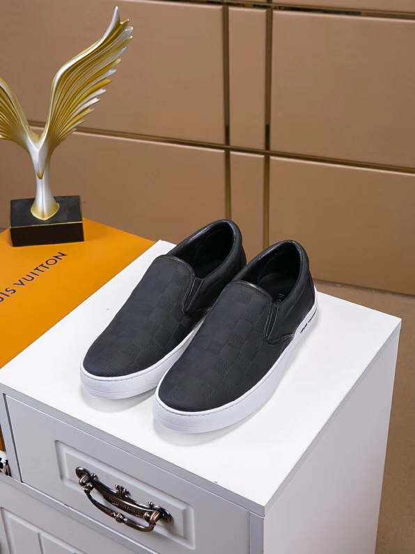 BL - High Quality Luv Sneaker 056