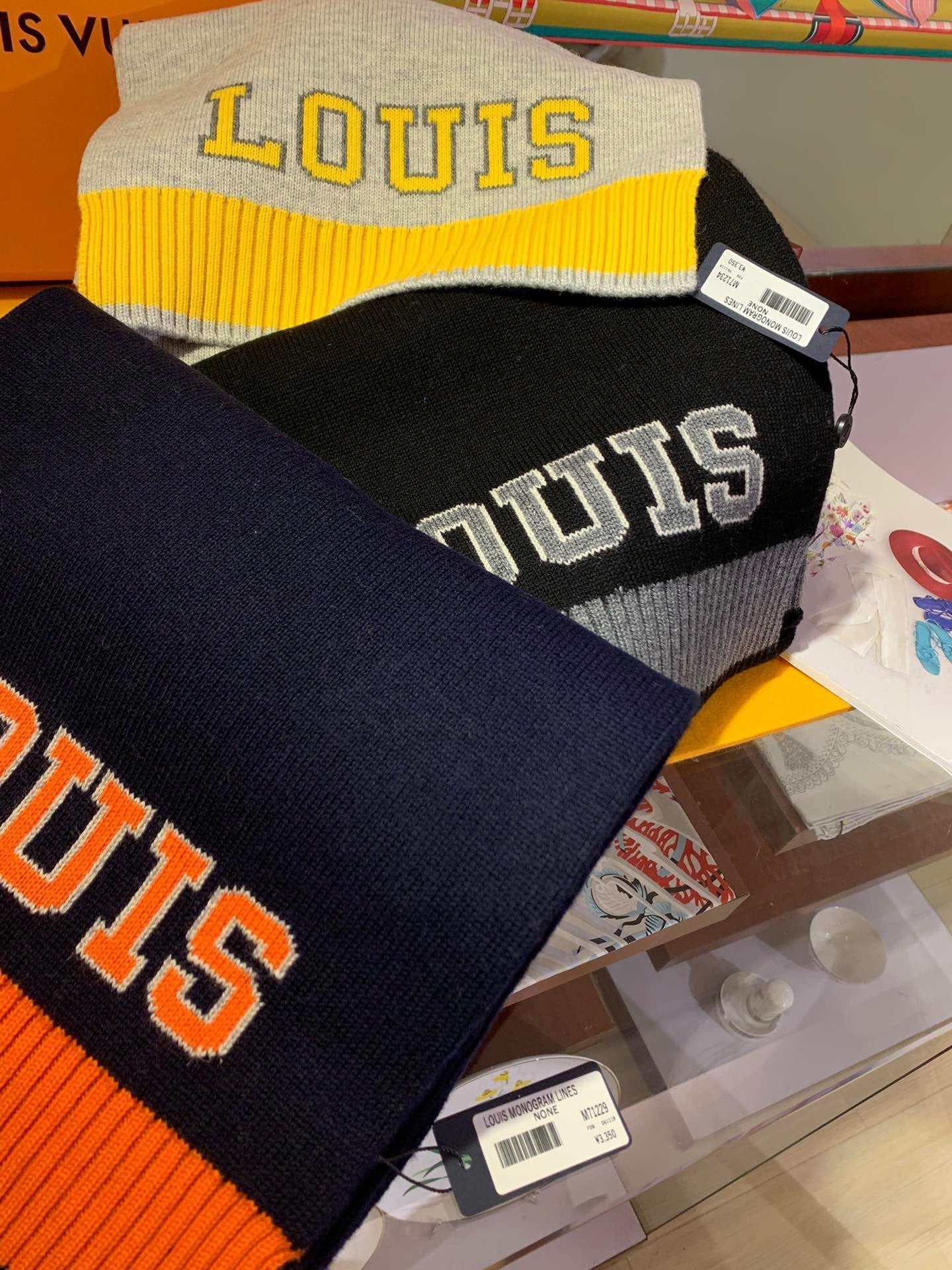 High Quality LUV  Scarf 029