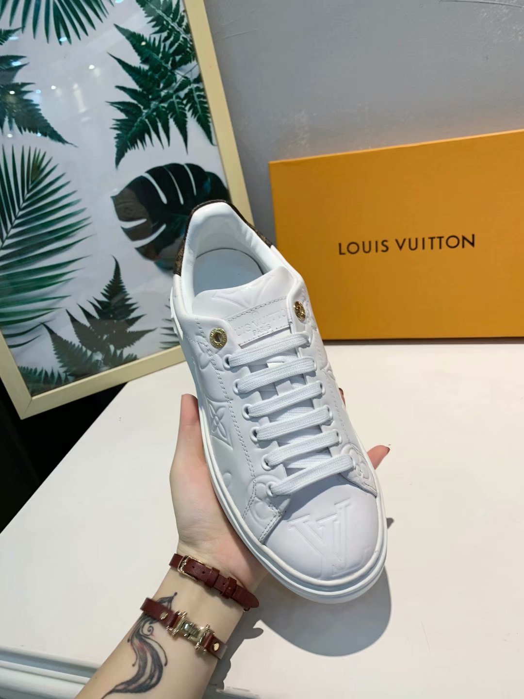 BL - High Quality Luv Sneaker 219