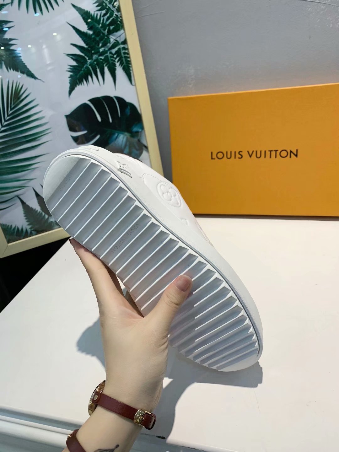 BL - High Quality Luv Sneaker 219