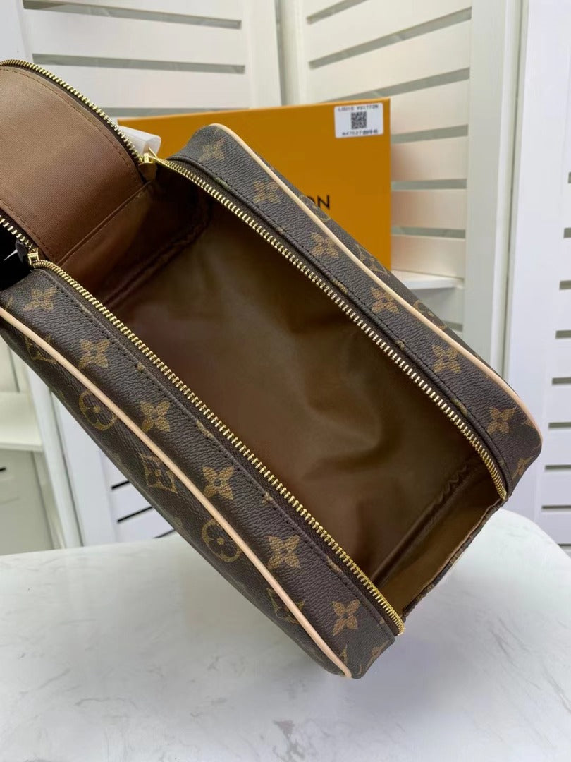 LV King Size Toiletry Monogram Canvas For Women, WoBags, Travel Bags 11in/28cm LV M47528