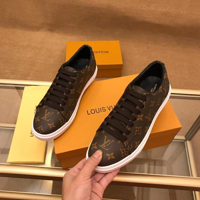 BL - High Quality Luv Sneaker 064