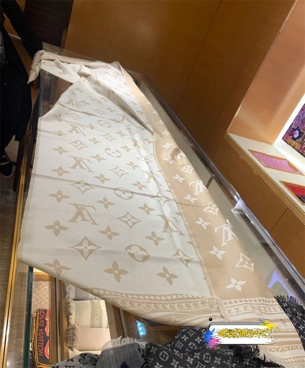 High Quality LUV  Scarf 004