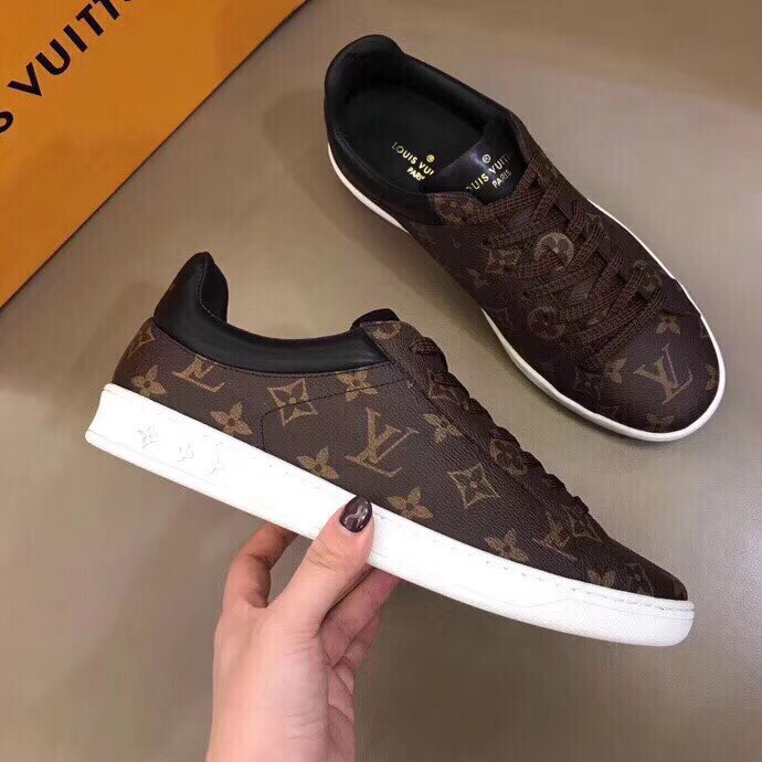 BL - High Quality Luv Sneaker 061