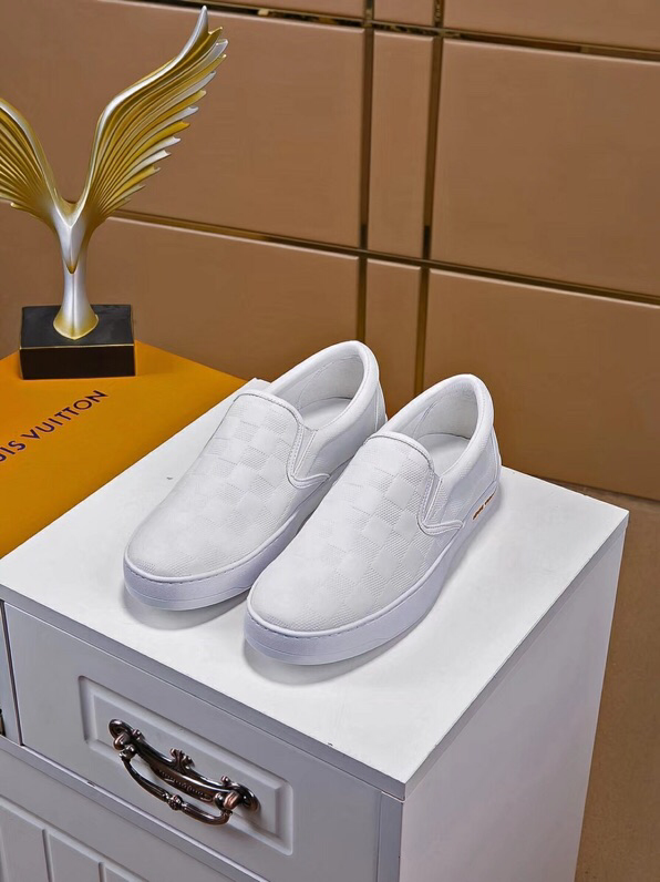 BL - High Quality Luv Sneaker 057