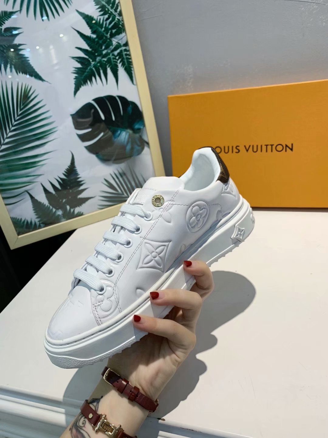 BL - High Quality Luv Sneaker 219