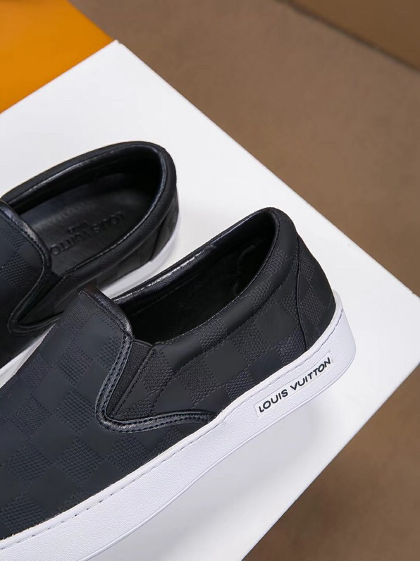 BL - High Quality Luv Sneaker 056