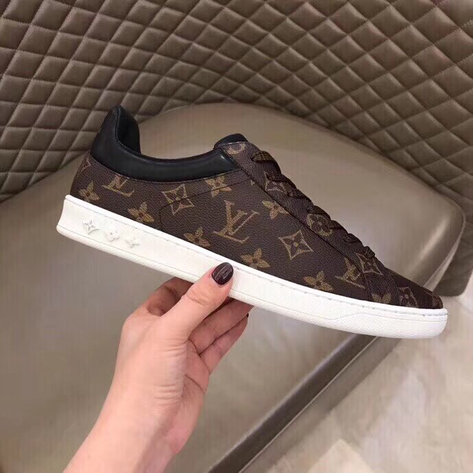 BL - High Quality Luv Sneaker 061