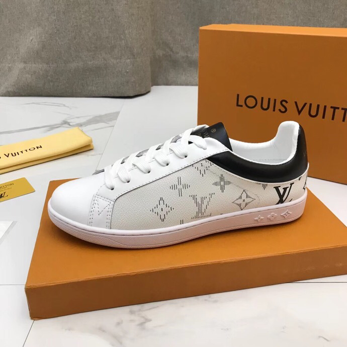 BL - High Quality Luv Sneaker 049